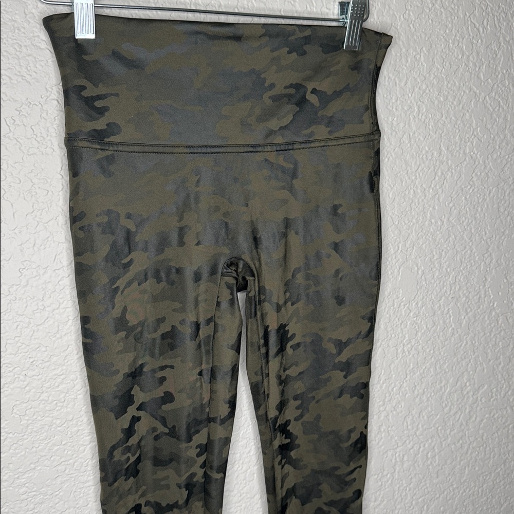 SPANX Faux Leather Green Camo Leggings Medium - Picture 3 of 5
